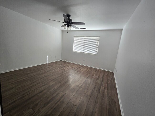 Building Photo - 3 BR 2 BA Available Now