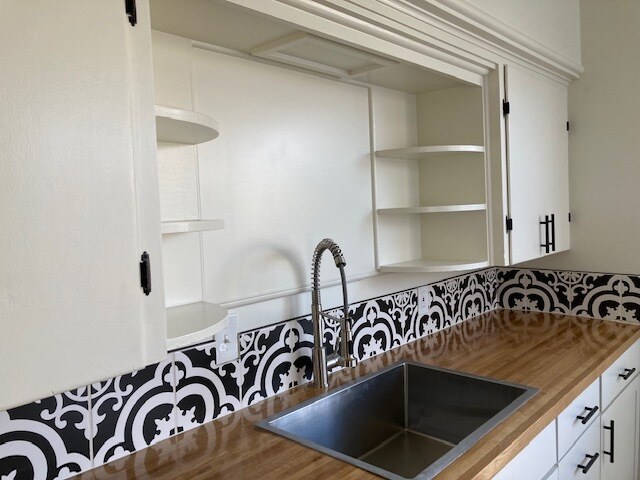 Building Photo - 702 6th Ave