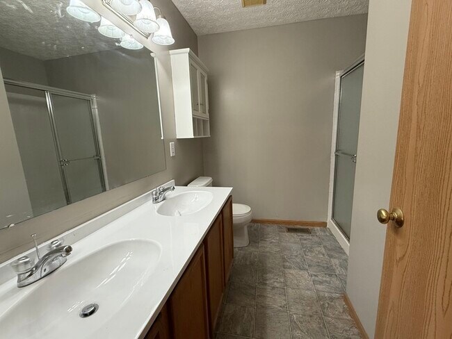 Building Photo - Charming 3 bedroom, 2.5 bath home located ...