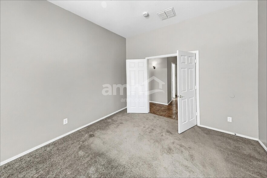 Building Photo - 12717 W Earll Dr