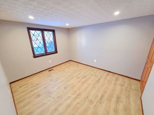 Building Photo - Charming 2-Level, 3 Bed 2 Bath Home In Much Sought After Chalet Woods Location