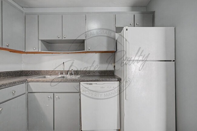 Building Photo - Two Bedroom Condo, First Floor, across from Madison Park with stackable washer/dryer!