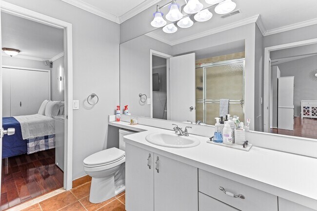 Building Photo - 6560 Ridgefield Cir