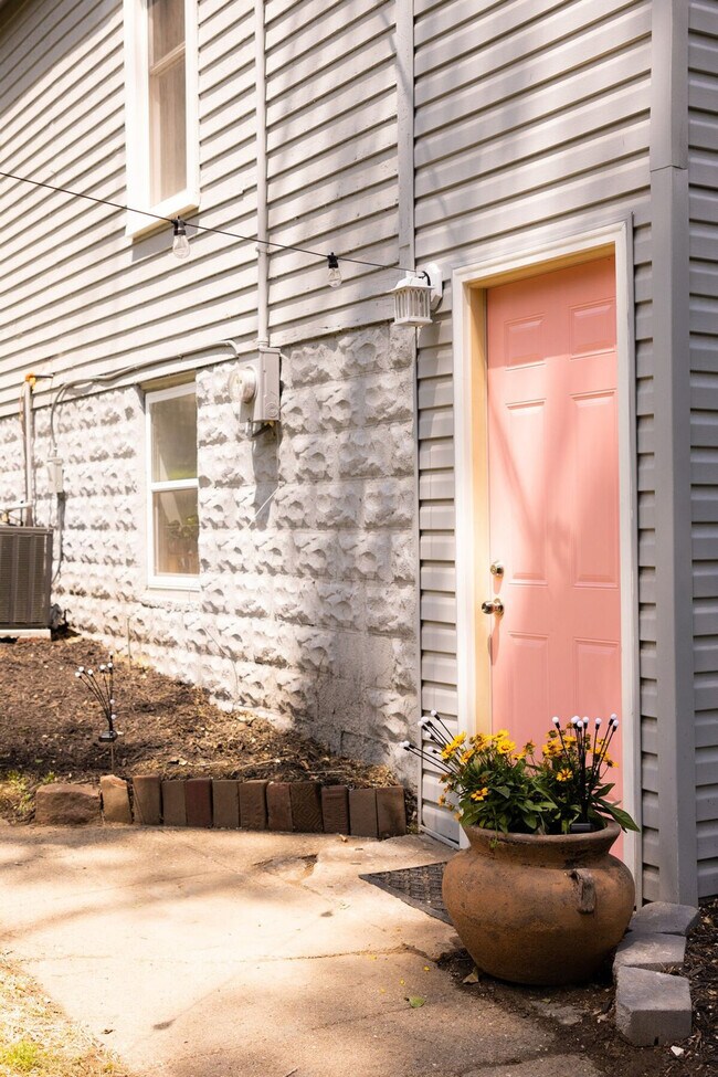 Building Photo - 2919 Elm St