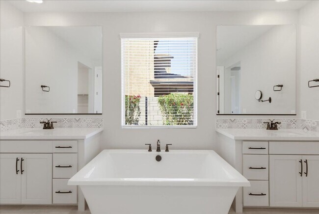 Building Photo - 2225 N 140th Dr