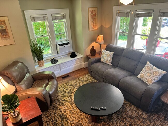 Building Photo - 101 Temple St