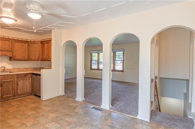 Building Photo - 40 Glenview Dr