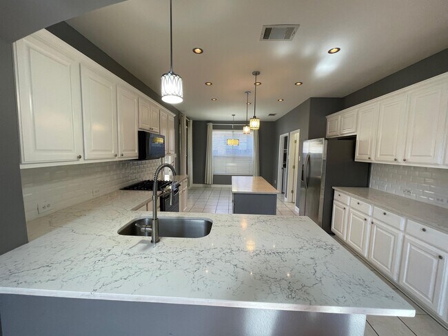 Building Photo - 10312 Yellowstone Dr