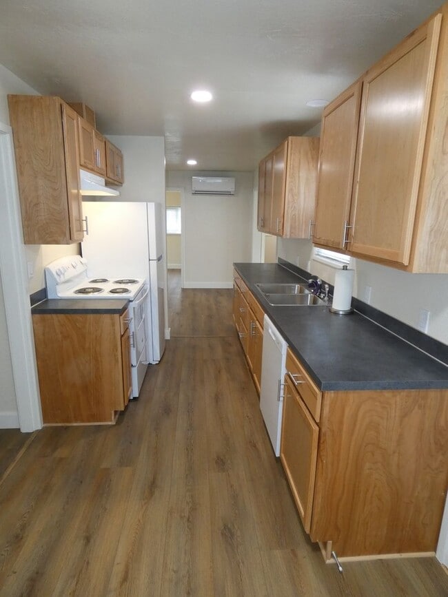 Building Photo - 330 E 6th St