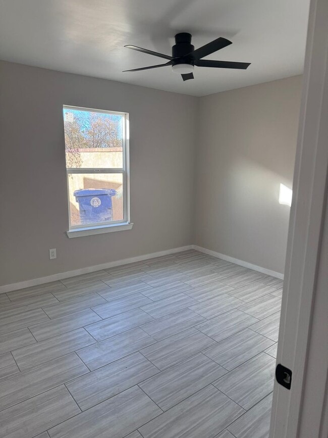 Building Photo - Foothills Townhouse 2 Bedroom 2 Bath with 2 Car Garage