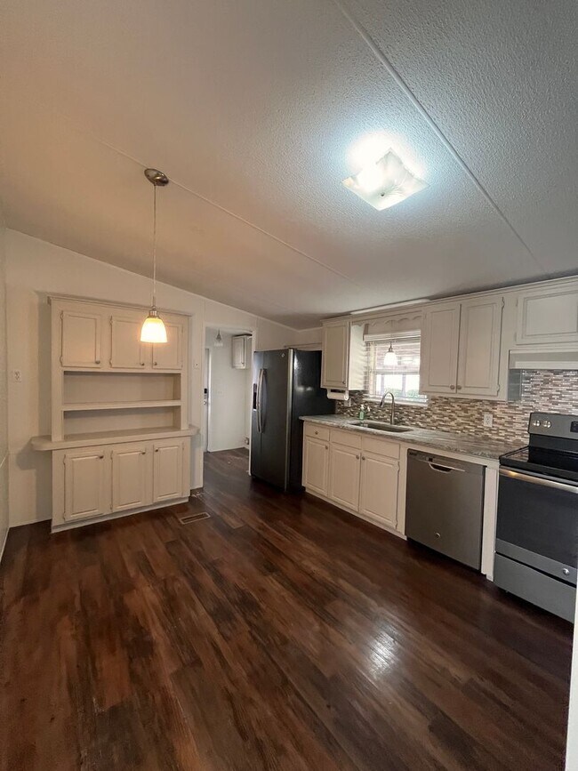 Building Photo - Mobile home in country setting