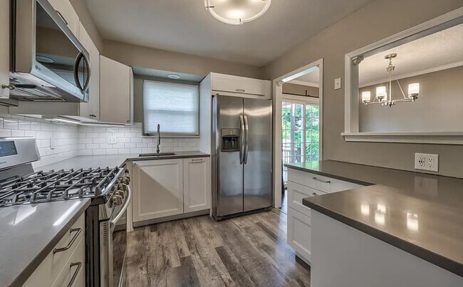 Building Photo - 8608 Maple Ave