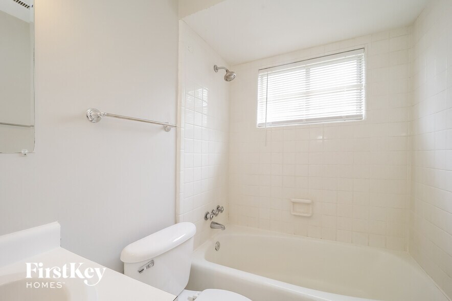 Building Photo - 2706 Northampton Dr