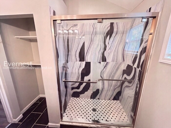 Building Photo - 1345 Twin Oaks Cir SE