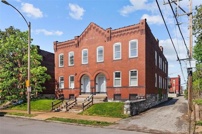 Building Photo - Gorgeous Three Bedrooms\ with IN-UNIT Laun...