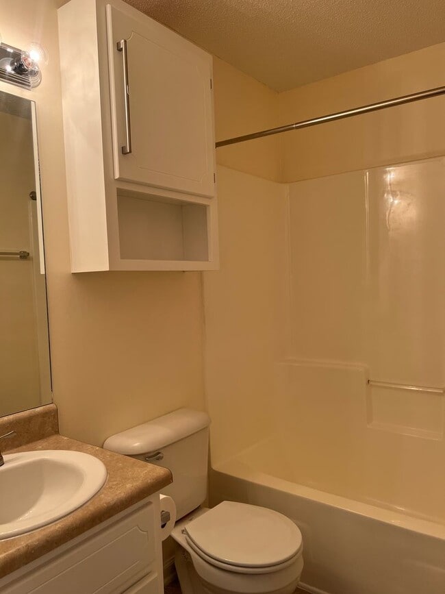 Building Photo - 105 Winthrope Ln