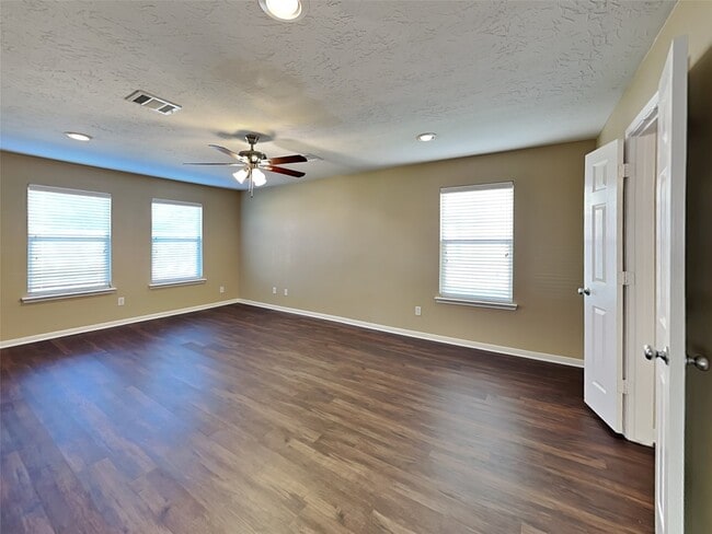 Building Photo - 913 Almond St