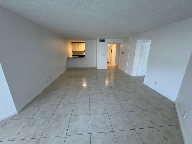 Building Photo - Spacious 2 bedroom, 2 bath condo, West Pal...