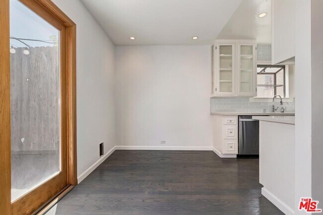 Building Photo - 1400 Hayworth Ave