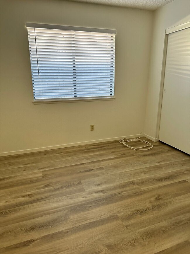 Building Photo - Gorgeous 2 bed/2Ba Home