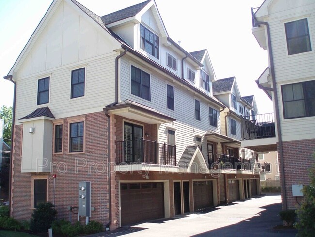 Building Photo - 109 Forest St