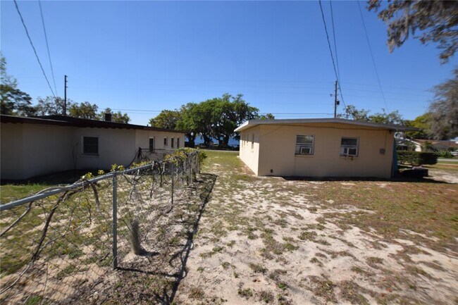 Building Photo - 1918 Sunset Ln