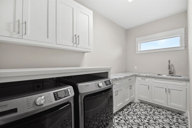 Building Photo - Luxury 3-Bed Home with Solar Panels, Tesla...
