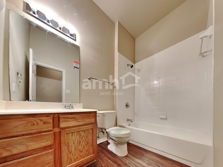 Building Photo - 1031 Hollow Creek Dr