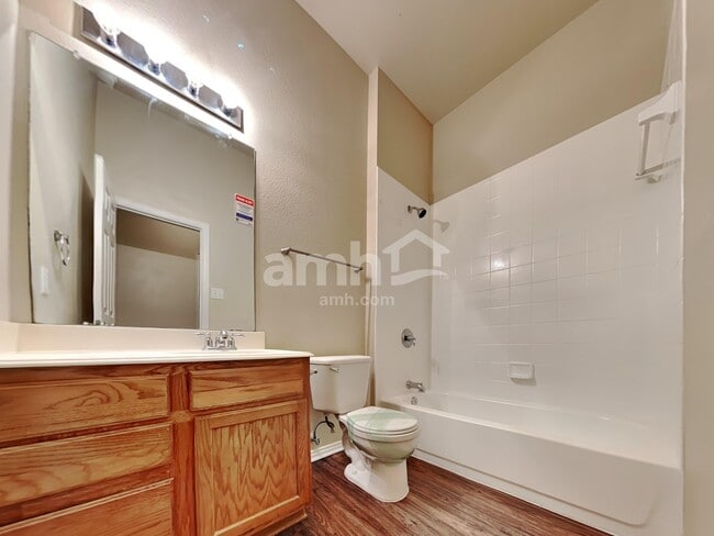 Building Photo - 1031 Hollow Creek Dr