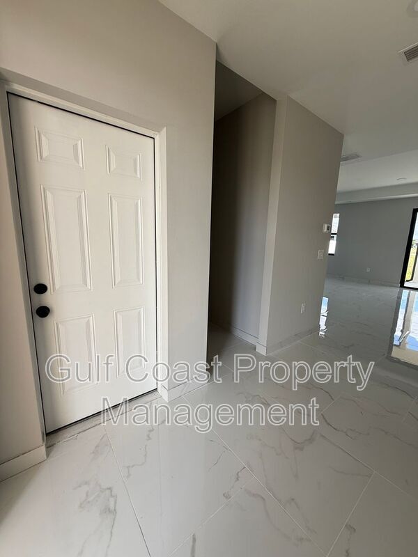 Building Photo - 2015 NE 8th Pl
