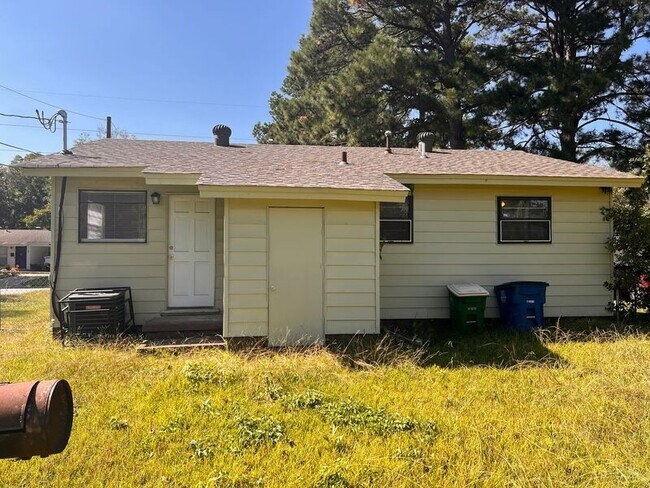 Building Photo - 216 Meadow Park Dr