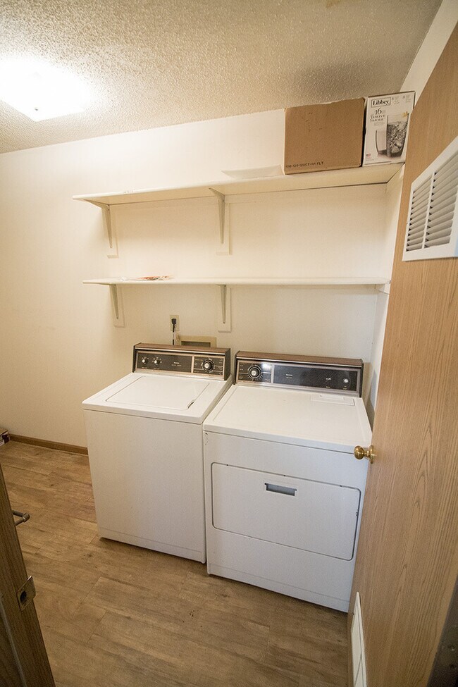 Building Photo - 3BR/2BA on EAST CAMPUS!