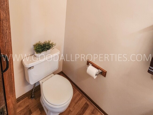 Building Photo - Executive 4 Bedroom Home in West Des Moine...