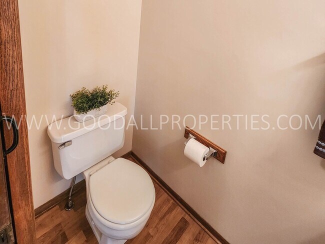 Building Photo - Executive 4 Bedroom Home in West Des Moines with a fenced in yard !!!
