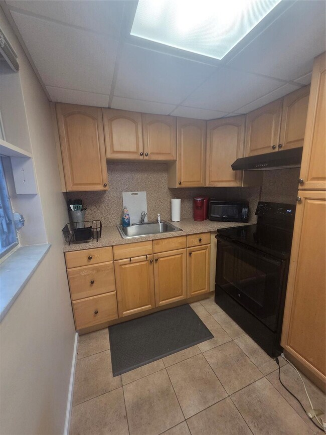 Building Photo - 1920 NE 51st Ct