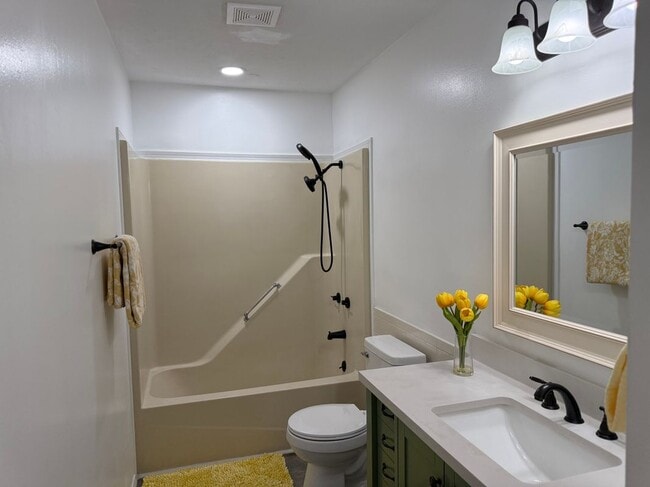 Building Photo - 152 Rea St