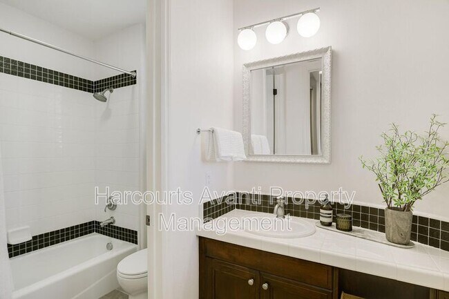 Building Photo - 409 N Cedros Ave