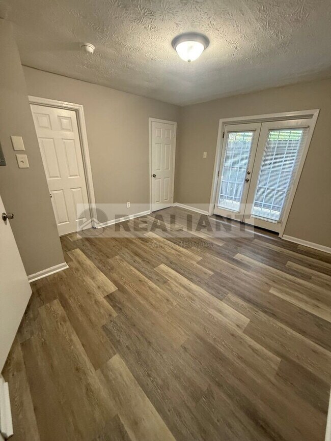 Building Photo - 2021 Cambridge Dr