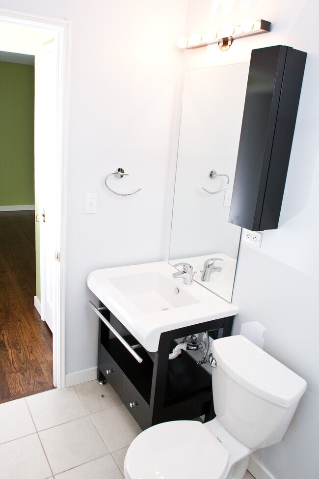 Building Photo - 1006 W Nickerson St