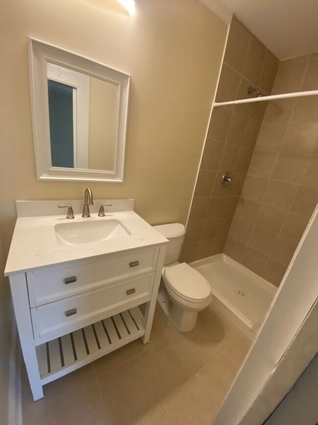 Building Photo - Introducing a charming 2-bedroom, 2-bathro...