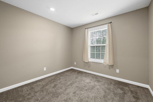 Building Photo - Sophisticated Sango Townhouse in a Gated C...