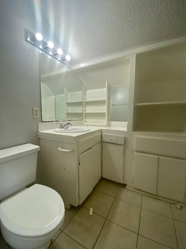 Building Photo - 4/3 Home in Clarksville! Incredible location! Available for August Prelease