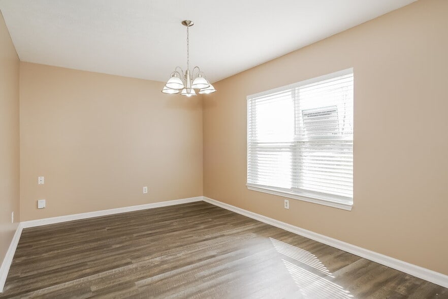 Building Photo - 748 Tulip Ln