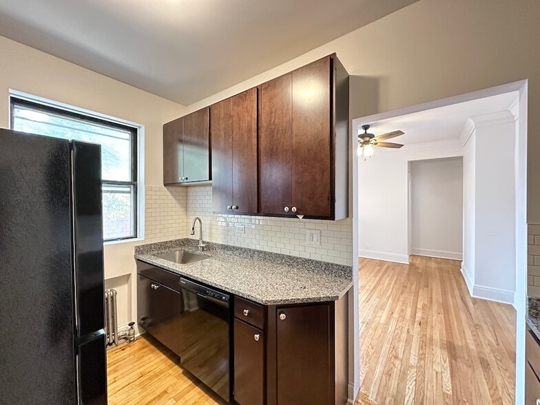 Building Photo - 2311 W Wilson Ave