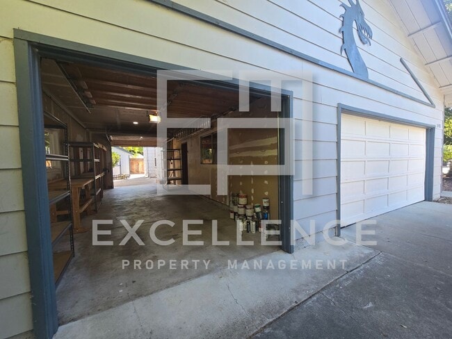 Building Photo - 3087SF 2 Story 5/2.5 House - Community Cab...