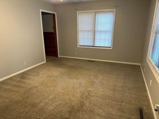 Building Photo - 902 N Grand St