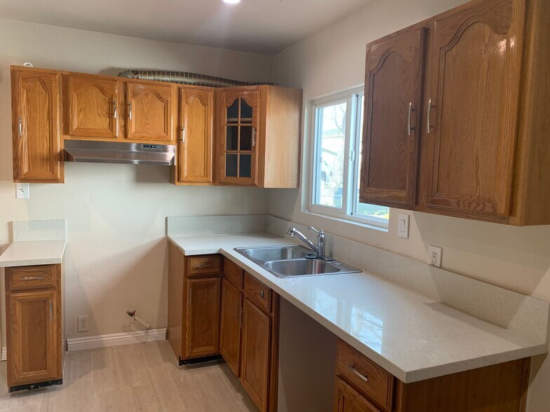 Building Photo - 342 E 84th St