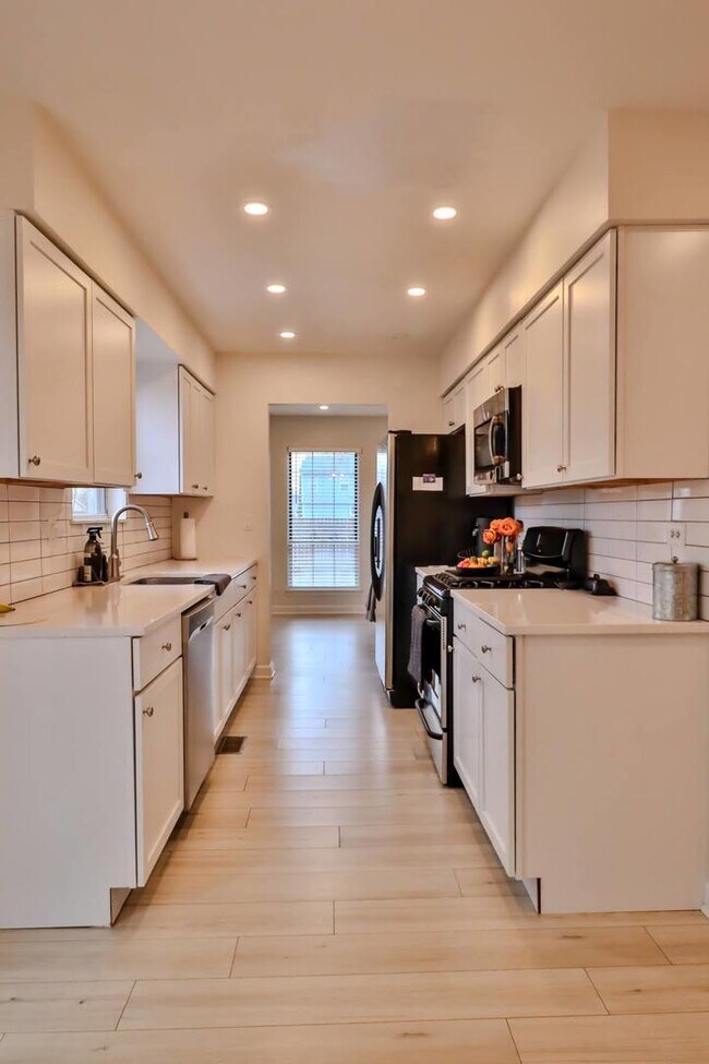 Building Photo - 713 Green Mountain Ct