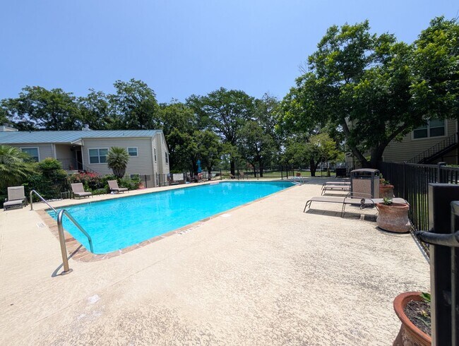 Building Photo - 2/2 Condo on Lake McQueeny / Waterfront Co...
