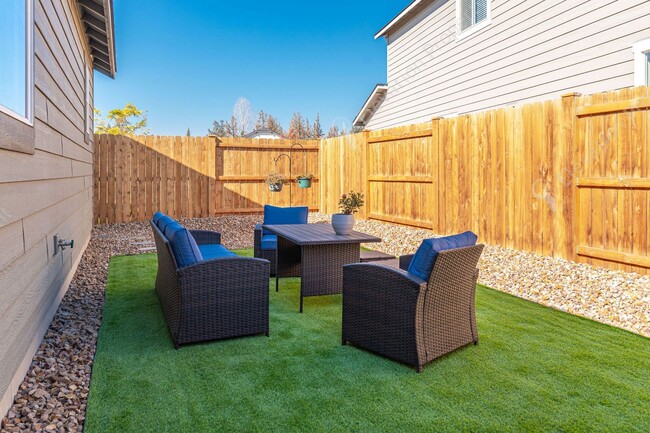 Building Photo - 2023 Hayden 3BR-2BA townhome in Redmond's Dry Canyon Community